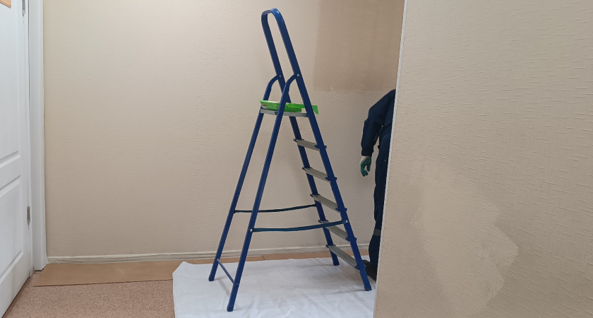 Что делать первым – клеить обои или натягивать потолок. Запомните раз и на всю жизнь