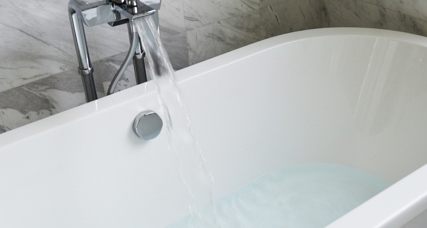 Желтый налет в ванной: две ложки этого средства решат проблему быстрее, чем химия