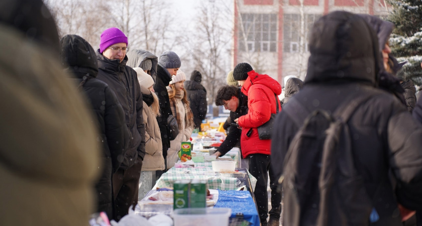 Липецкие студенты собрали деньги для нуждающихся на ярмарке выпечки