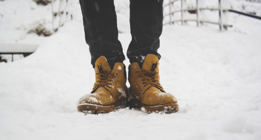 5 минут и сапоги перестали скользить: делюсь проверенным лайфхаком, который точно спасет зимой