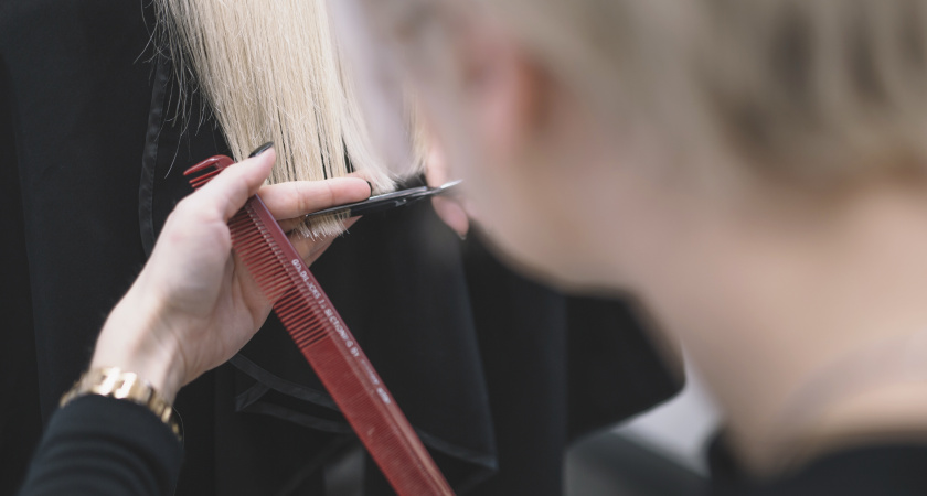 Мой парикмахер сказал: после 50 нужны «королевские» стрижки - теперь я понимаю почему укладка не нужна