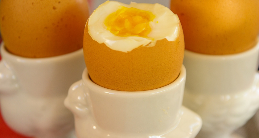 Перестала варить яйца: больше не лопаются и не перевариваются: вот как легко добиться бархатного желтка и упругого белка