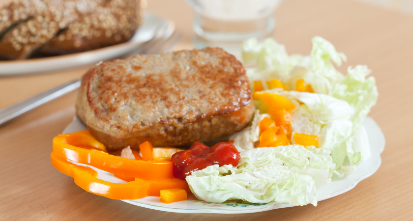 Тающие во рту куриные котлеты: паровой рецепт для сковороды, который оценят все