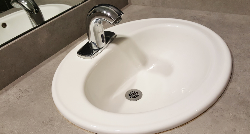 Чтобы не вернуться в вонючую квартиру: простой трюк с маслом для раковины перед отпуском