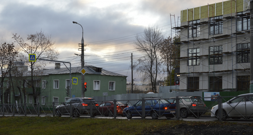 Можно ли повернуть направо на основной зелёный, если стрелка не горит: разбираем правила