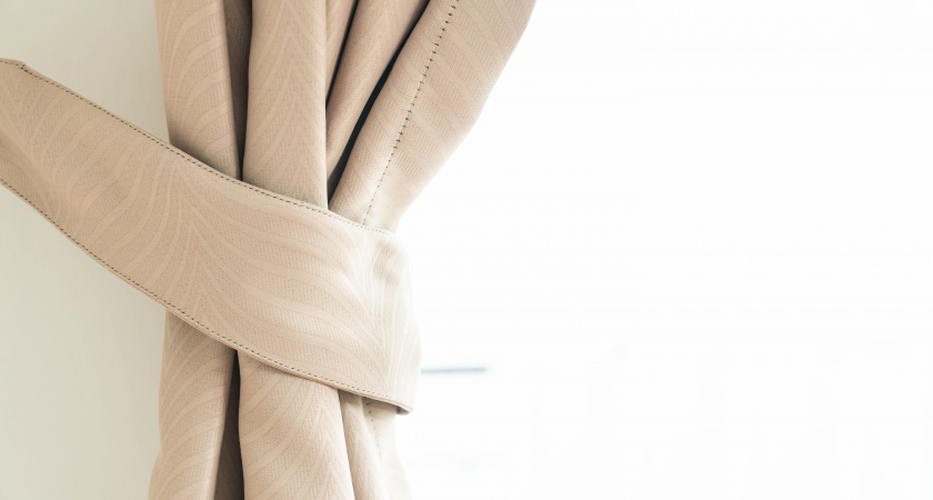 Убираю пыль со штор и абажуров за минуту, а пылесос отдыхает: мой простой лайфхак