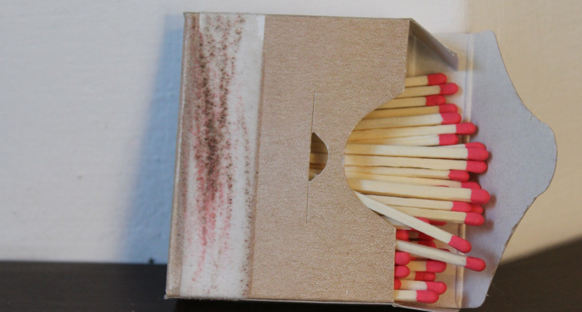 Беру спичку — из окон не сквозит даже при ветре: окна больше не продувает и подоконник всегда теплый