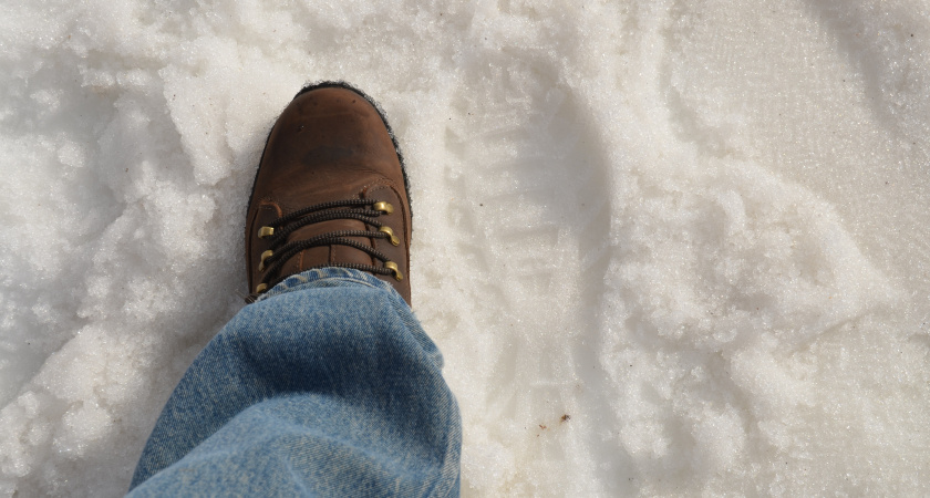 Чтобы не скользить зимой, натираю обувь овощем — и шагаю по льду, как по асфальту: делюсь лайфхаком