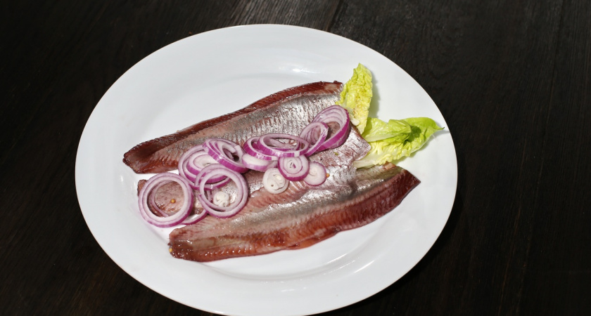 Врач объяснила, какой продукт «убивает» пользу селедки – а без него её не едят