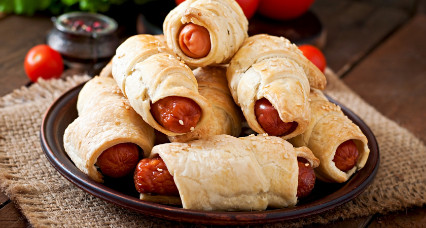 Забила на лепку: сосиски в лаваше на сковороде хрустят уже через 10 минут - куда проще пирожков