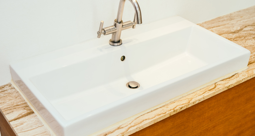 Всегда делаю так перед отпуском: накрываю слив бумагой и ставлю стакан - простая хитрость, а столько пользы