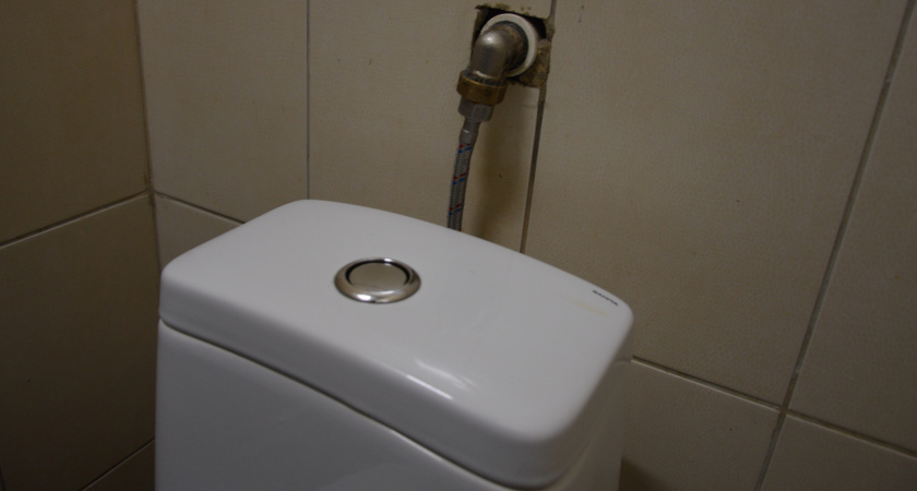 Что делать если, кнопка унитаза постоянно западает: это простое решение спасет от ненужных расходов