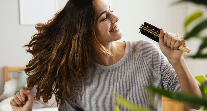 Волосы сыпались, пока не стала добавлять 2 капли в шампунь - простой домашний рецепт, который всех удивит