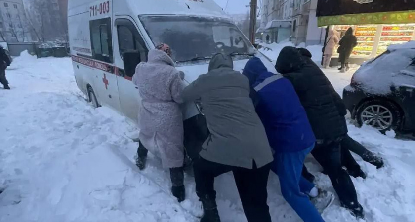 Жители Липецка вытащили застрявшую в снегу скорую помощь