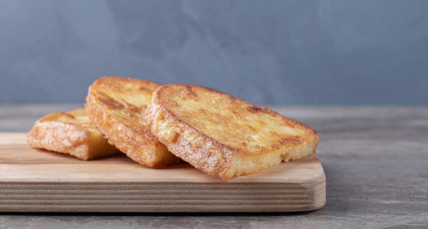 Быстрые гренки на сковороде: вместо молока в яйца добавляю другой продукт – разлетаются на ура