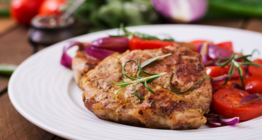 Без изысков: всего два овоща под майонезом — и свинина получается безупречной