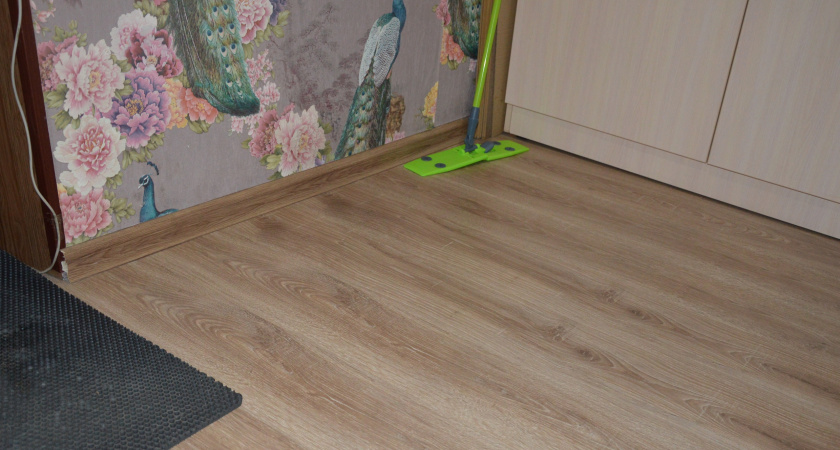 Перестала покупать химию: теперь мою полы солёной водой, и результат поражает - вся семья не нарадуется