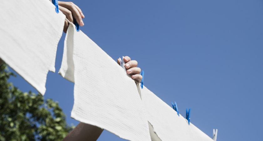 Поделюсь методом бабушки: как за смешные деньги отбелить старые простыни до кристальной белизны