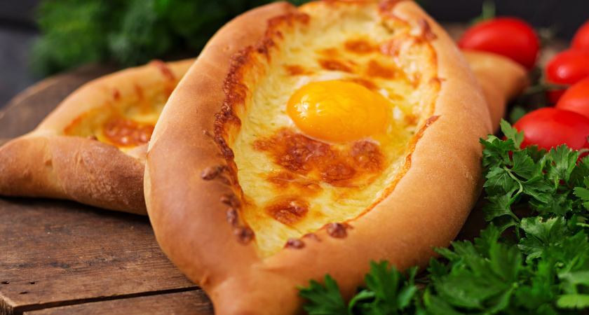 Быстрые хачапури на кефире: как приготовить тонкие сырные лепешки на сковороде