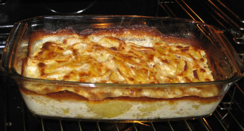 Нежный французский гратен: тонкие ломтики картофеля в сливочном соусе с хрустящей сырной корочкой — шедевр в духовке