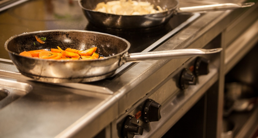 Забытый трюк шеф-поваров: как вернуть жирным сковородкам первозданный блеск без «химозы»