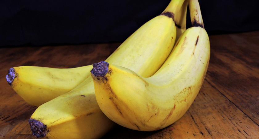 Банановая кожура + соль: мой любимый лайфхак для растений, который работает лучше удобрений