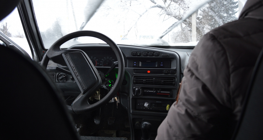 В ГАИ ответили - должен ли водитель выходить к инспектору, когда его остановили: или допускается просто опустить окно