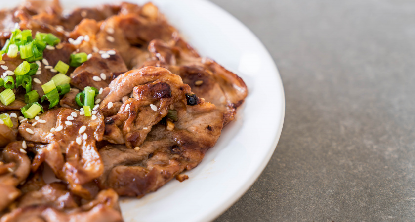 Лук, морковь, ложка муки: простой трюк для печени с ресторанной подливой - делюсь рецептом