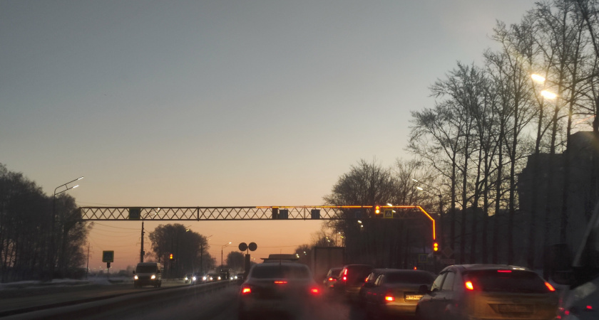 Что делать, если сзади машина догоняет и моргает фарами: 3 причины и как правильно поступить