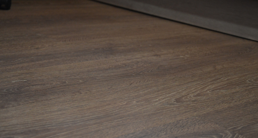 Теплее ламината, прочнее плитки: материал для пола, который служит десятилетиями