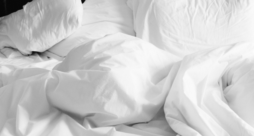3 причины никогда не гладить постельное белье: вот как делать правильно