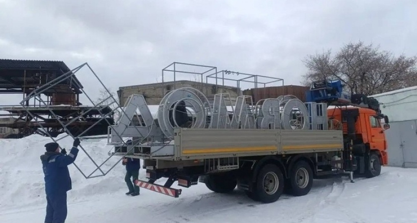 Липецкие коммунальщики начали убирать новогодние украшения с городских улиц