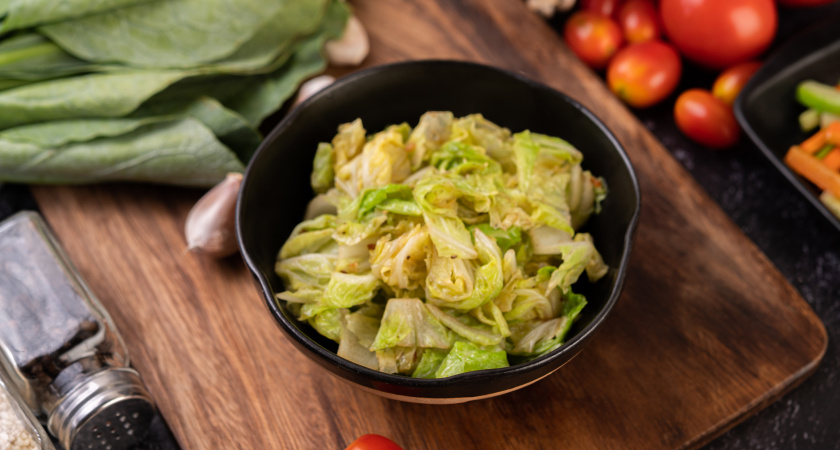 Пекинка, груша, сыр и орехи — 4 ингредиента для салата, который затмит ресторанное меню