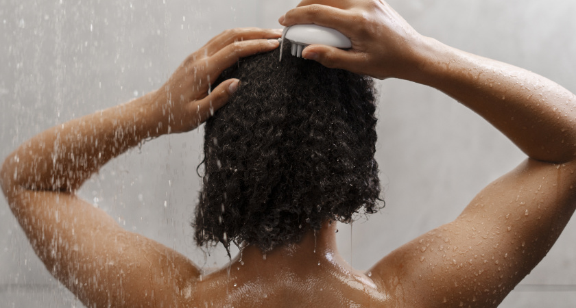 Я мучилась с жирными корнями, пока не изменила эти три вещи — теперь мою голову вдвое реже