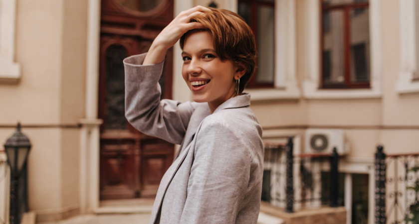 Покажите мастеру такие варианты: трендовые стрижки 2026, которые добавят объем и легкость