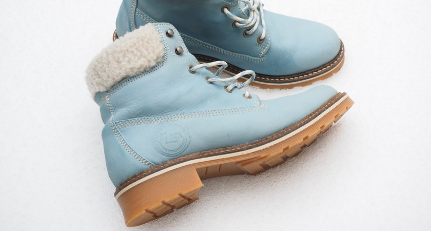 Размазываю ваткой по подошве – перестала скользить на ледяной лестнице: одного раза хватает на всю зиму