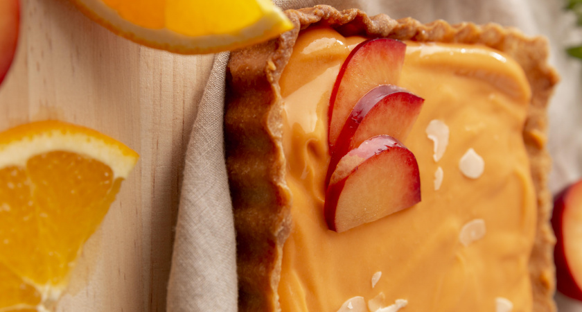 Песочное тесто, нежнейший крем и персики: итальянский пирог, который хочется повторять снова