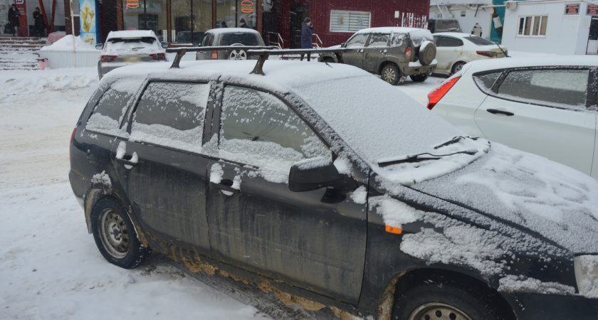 Вышел из машины, иду домой, догоняет инспектор ГАИ и требует предъявить документы – что делать водителю 