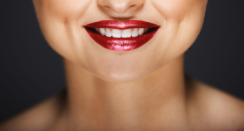 Светоотражающий макияж: почему диско-губы стали главным бьюти-трендом