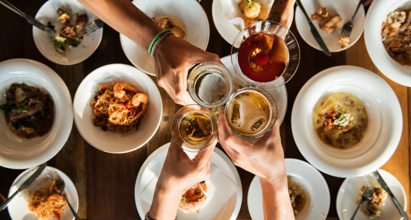 Эта привычка за столом выдает низкий интеллект: что говорят психологи?