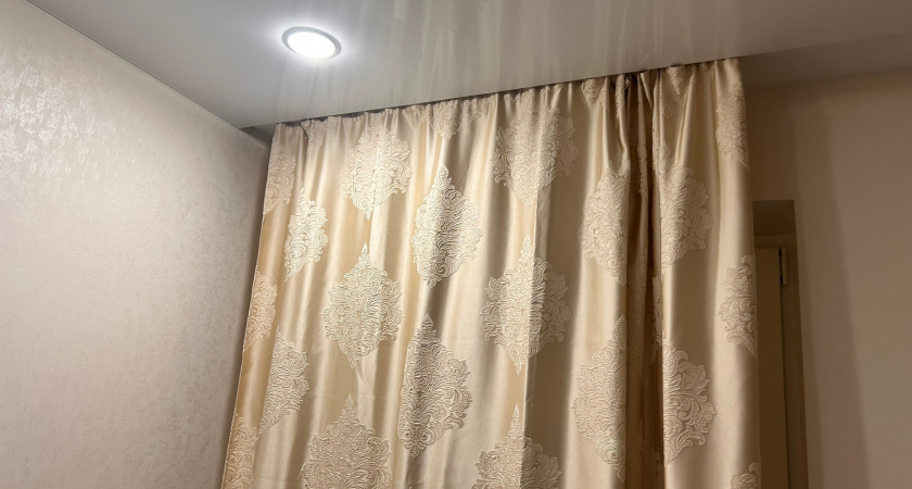 Шторы вышли из моды: на смену приходит новый тренд, который делает окна невидимыми