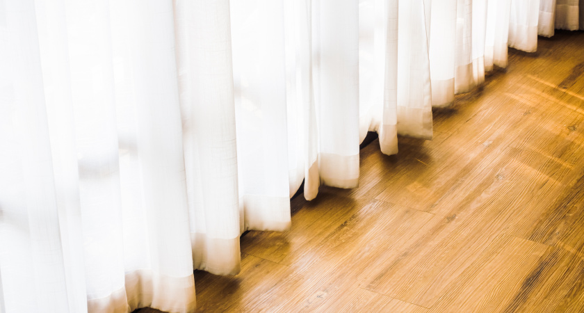 Перестала снимать шторы для стирки: этот способ занимает 10 минут, а результат лучше, чем в химчистке