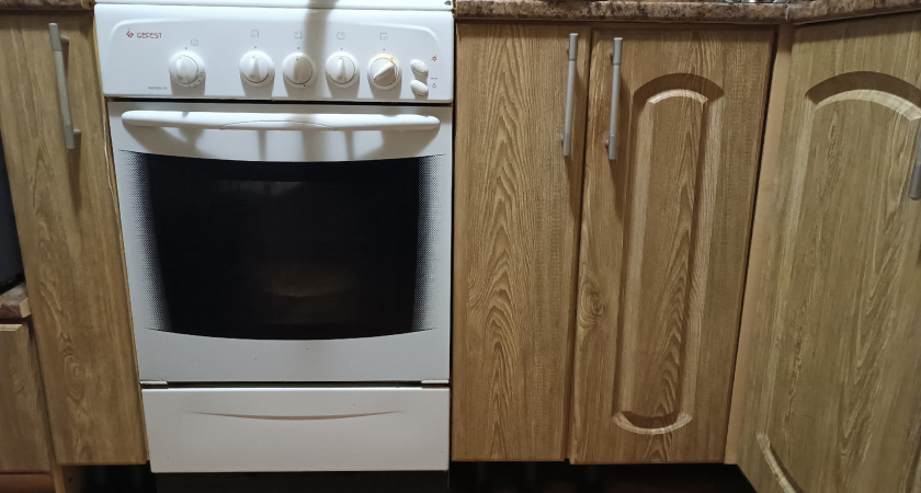 Забудьте про соду и уксус: жир с ручек плиты без проблем удалит другое средство — даже снимать не придётся