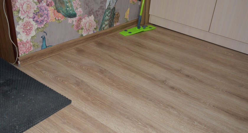 Что добавляют в воду образцовые хозяйки: ложка на ведро — и пол сияет без разводов