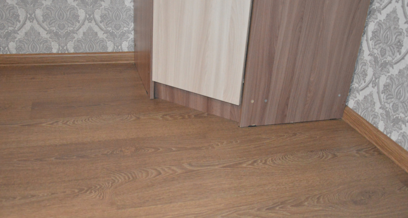 Бабушкина хитрость: соль вдоль плинтуса защищает дом лучше современных средств