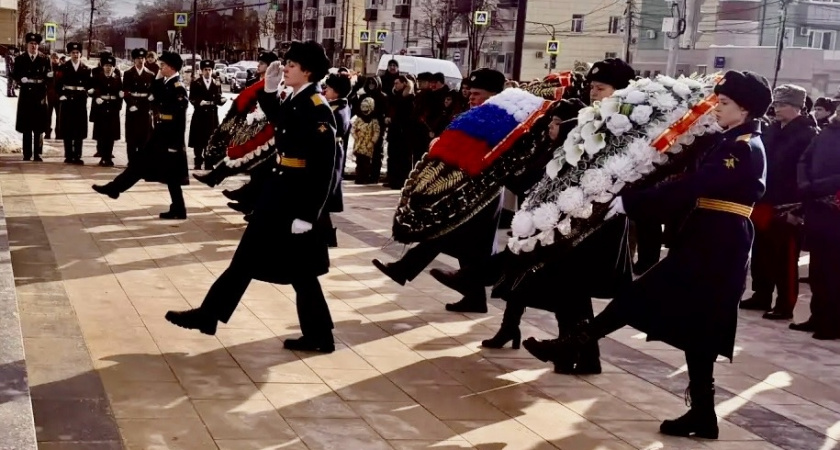Следователи и военные почтили память героев на площади Героев
