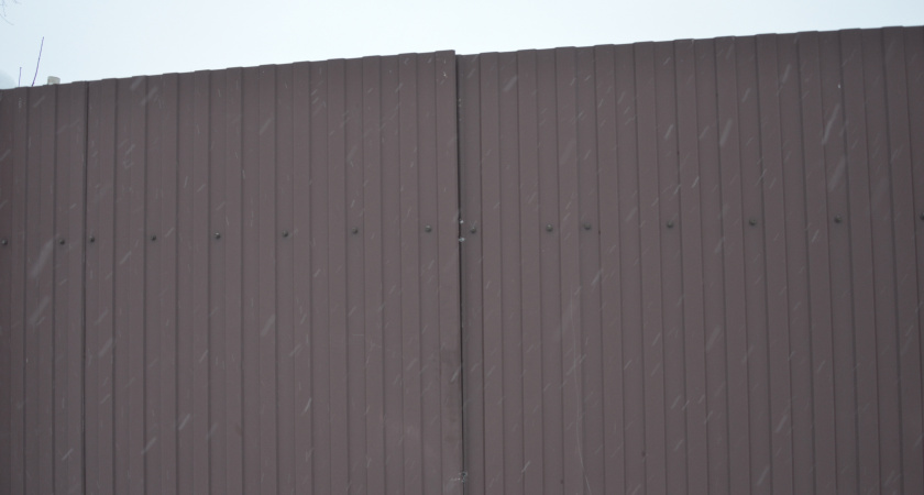 Профлист уходит в прошлое: новый тренд в благоустройстве — искусственный газон на заборе