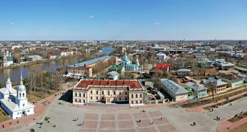 Старинный город на северо-западе: основан в 1147 году, славится кружевом и маслом