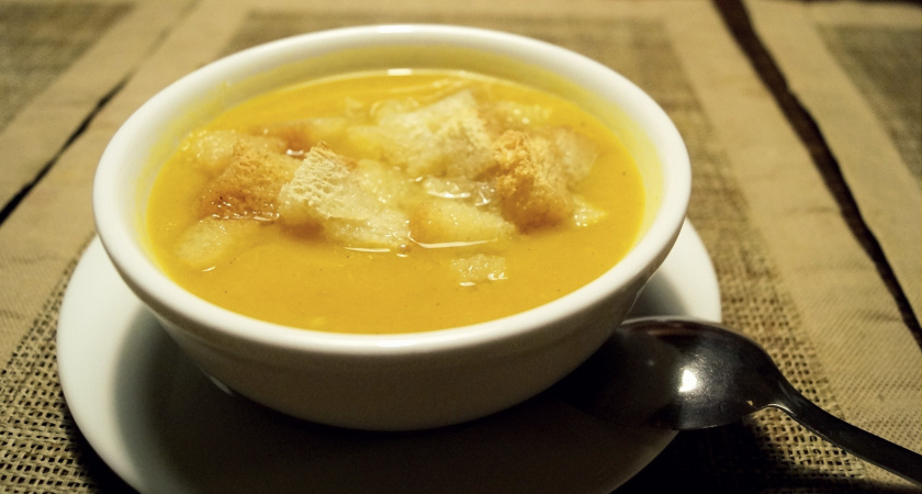 Всего 3 луковицы и немного сыра: французский суп, который покоряет с первой ложки