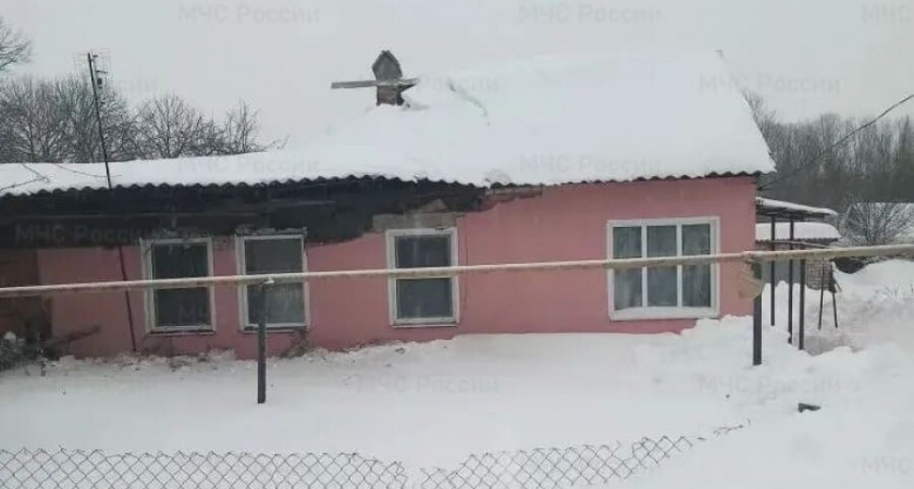 В Измалково рухнула крыша жилого дома под тяжестью снега